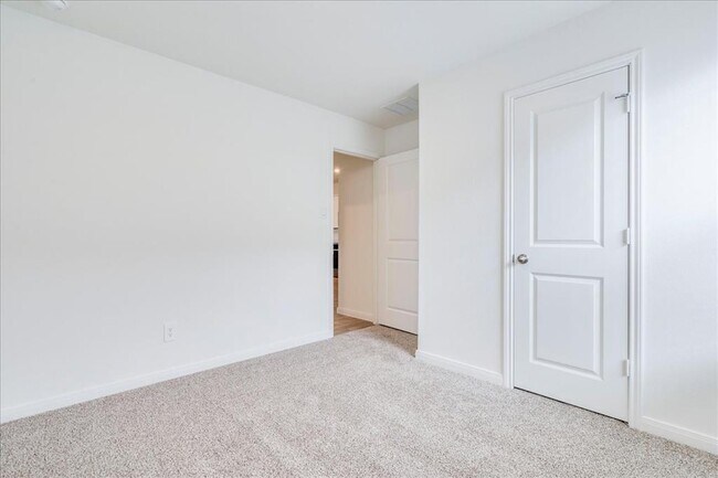 Building Photo - 320 Yosemite Dr