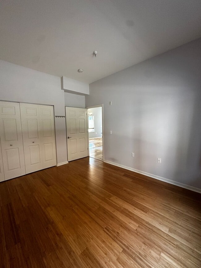 Building Photo - 1 Bedroom, GREAT location!!