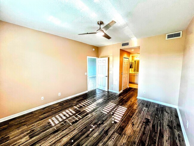 Building Photo - ANNUAL UNFURNISHED 2 bed 2 bath ground floor water front condo in Bradenton