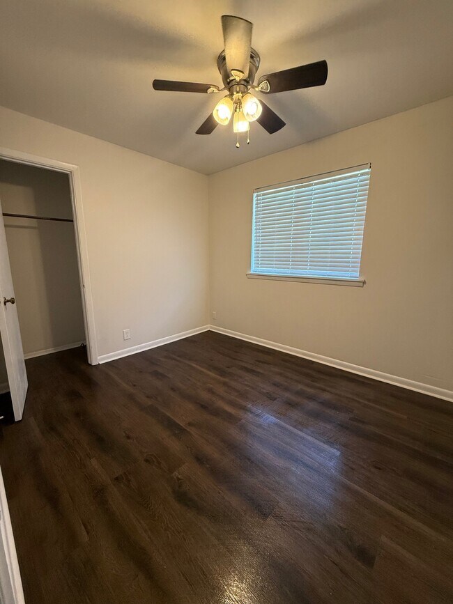 Building Photo - 5115 N Woodland Dr