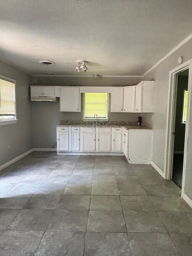 Building Photo - 1452 Woody Dr