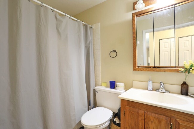 Building Photo - 2800 Northampton Dr