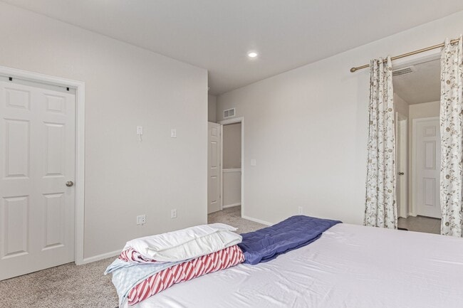 Building Photo - Immaculate, Well-Maintained 3 bed/3.5 Bath...