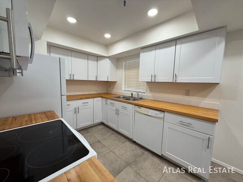 Building Photo - 4554 E Paradise Village Pkwy N