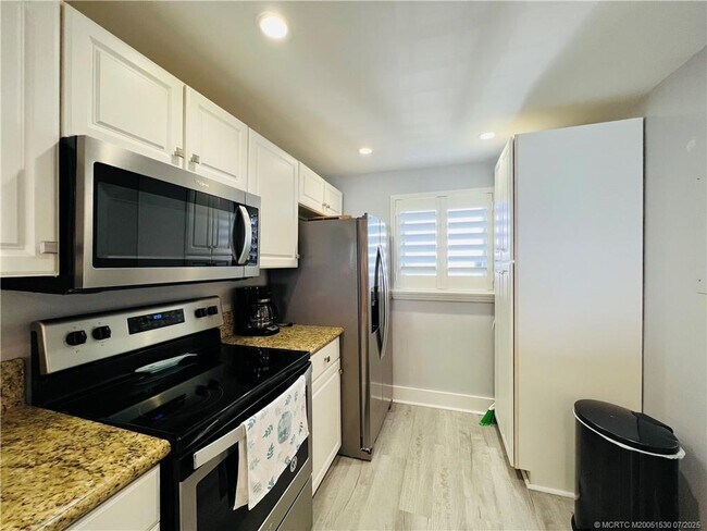 Building Photo - 10102 S Ocean Dr