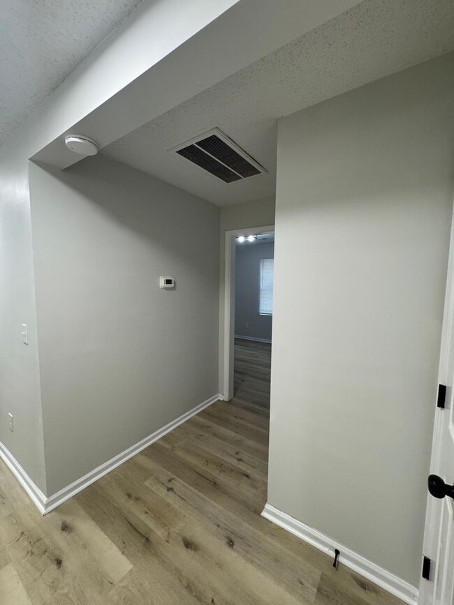 Building Photo - 3bed/2bath freshly renovated home!