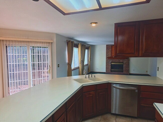 Building Photo - 5 Bedroom/ 4 Bath Two-Story in Governors Place