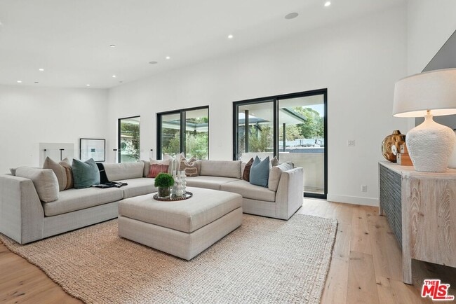Building Photo - 913-913 1/2 N Beverly Glen Blvd