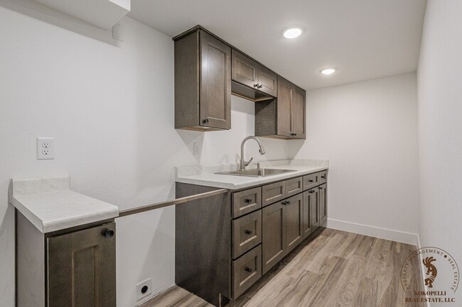 Building Photo - 910 Rood Ave