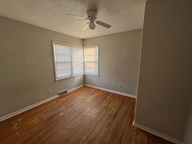 Building Photo - 725 W 22nd Ave