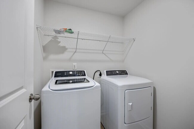 Building Photo - Family Friendly 3 Bedroom Townhome in Pendleton