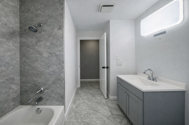 Building Photo - 3 bedroom home in Carbondale