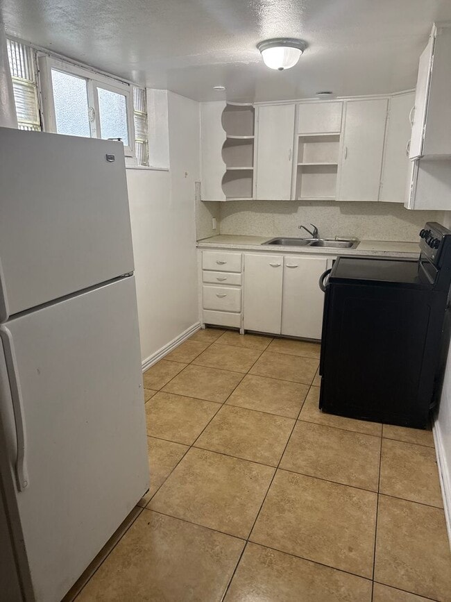 Building Photo - Great apartment