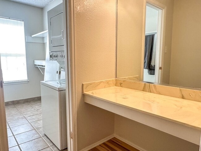 Building Photo - Move-in Incentive! End-Unit Condo in South...
