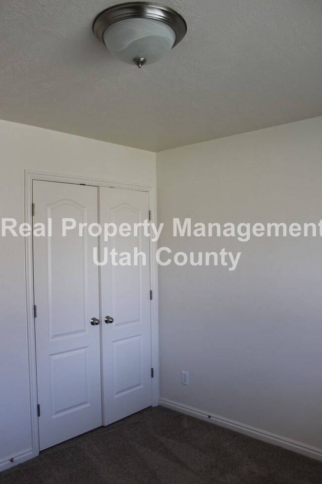 Building Photo - Updated home in Saratoga Springs