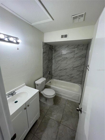 Building Photo - 4200 Thornbriar Ln