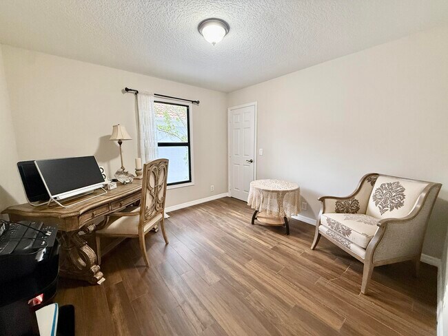 Building Photo - 212 Lone Pine Dr