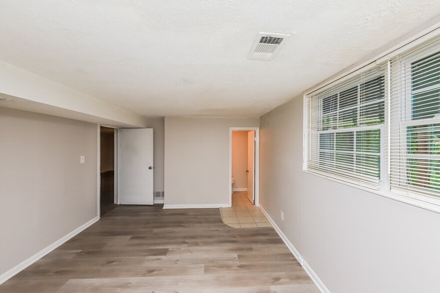 Building Photo - 2870 Valley Brook Dr SW