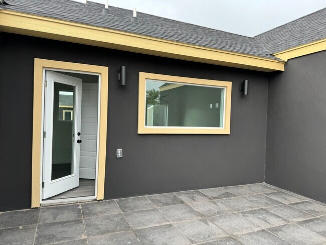 Building Photo - 708 W Seminole Ave