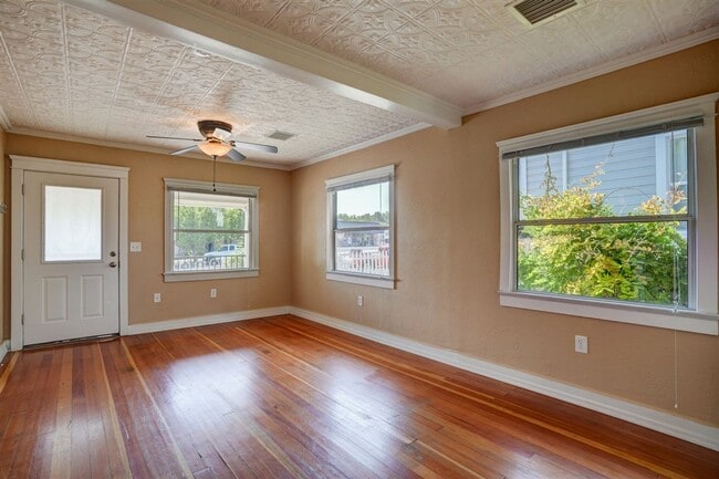 Building Photo - Home and Office potential!
