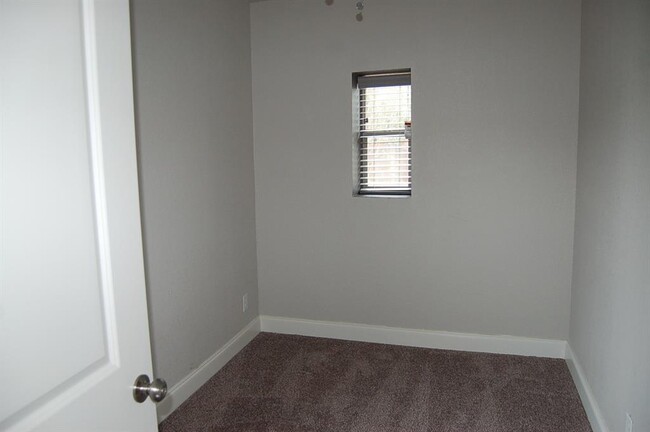 Building Photo - 4630 Woodside St