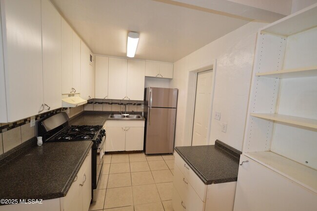 Building Photo - 2362 S Jefferson Ave