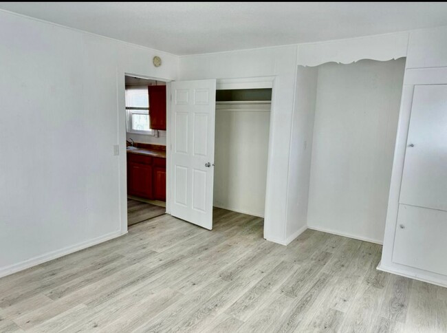 Building Photo - Large 1 bdrm newly renovated unit, 2.2 mil...