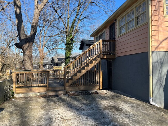 Building Photo - Spacious Upstairs 3/2 Duplex Unit w/ Bonus...