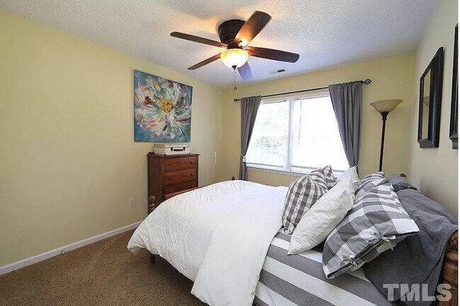 Building Photo - Charming 3 Bedroom w/2 Car Garage!