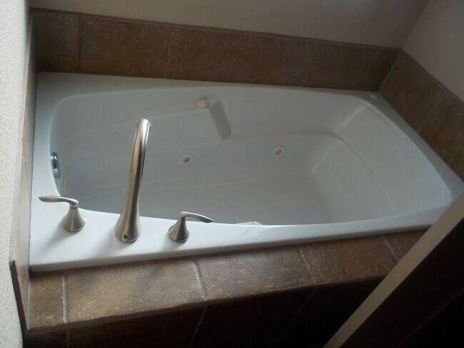 Building Photo - Beautiful home close to HAFB and town.