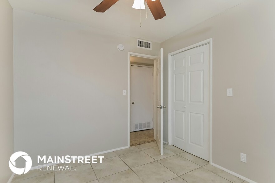 Building Photo - 3701 E Dover Stravenue