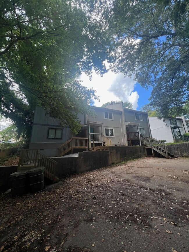 Building Photo - 2 Bedroom/1.5 Bathroom Townhome in Clemson, SC!