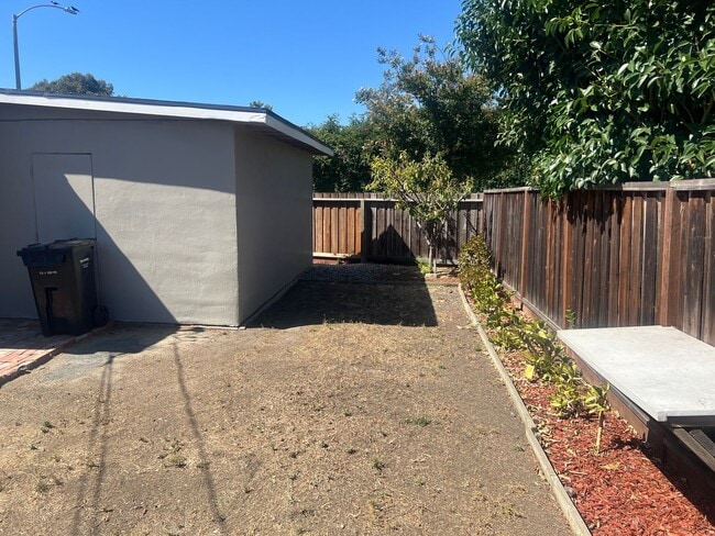 Building Photo - 880 San Mateo Ct