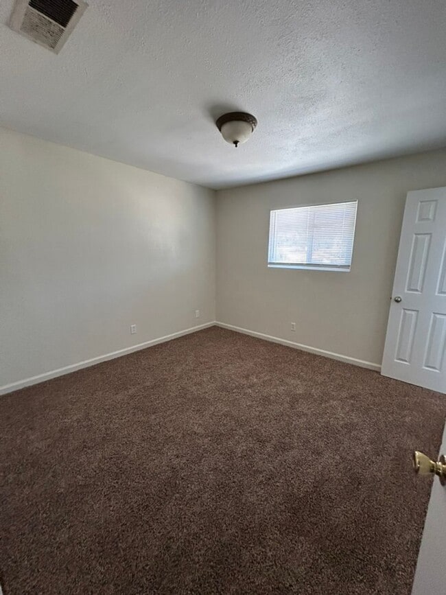 Building Photo - Affordable 3 bedroom 2 bath Apartment