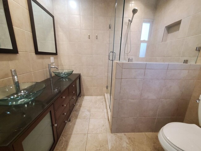 Building Photo - Kentfield 3x2 Flat + detached office, fron...
