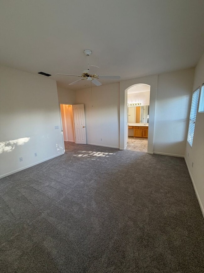 Building Photo - 549 Cascade Dr