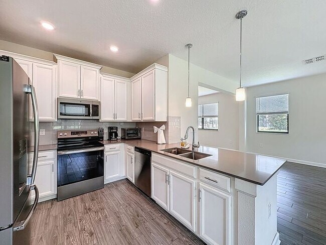 Building Photo - Beautiful Furnished townhome in Vistas of ...