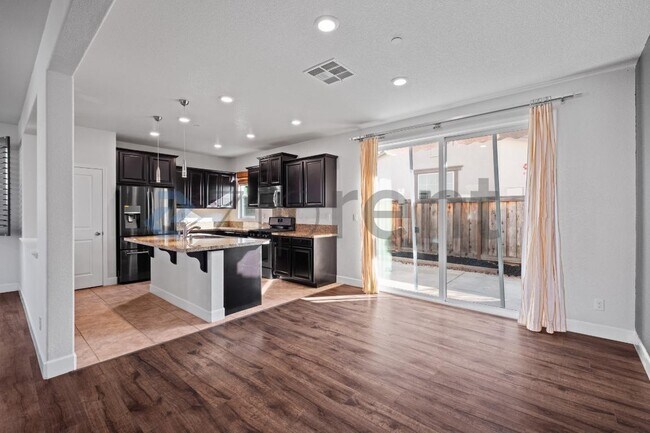 Building Photo - 2060 Salice Wy