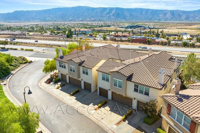 Building Photo - Beautiful 3 Bed / 2.5 Bath Townhouse In Vi...