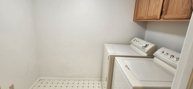 Building Photo - 4 Bedroom Home in Elk Grove