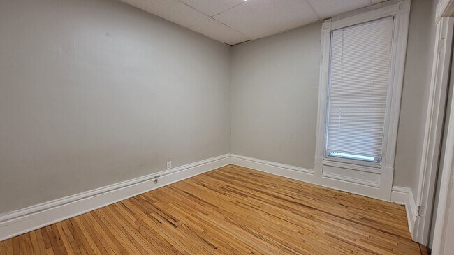 Building Photo - Vibrant Studio & 1-Bedroom Apartments in the Sought-After Whittier Neighborhood