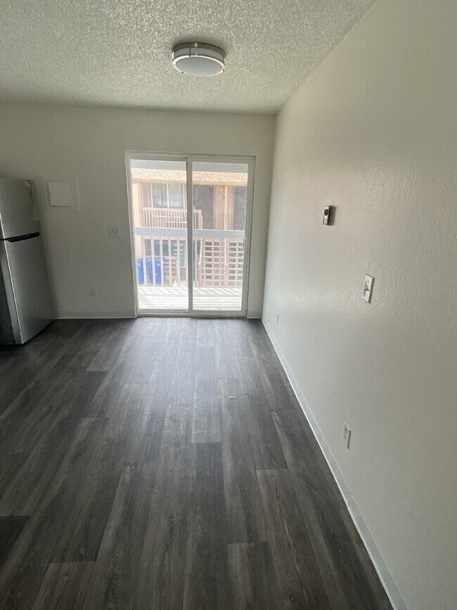 Building Photo - Newly renovated 2 bed/1 bath with views!