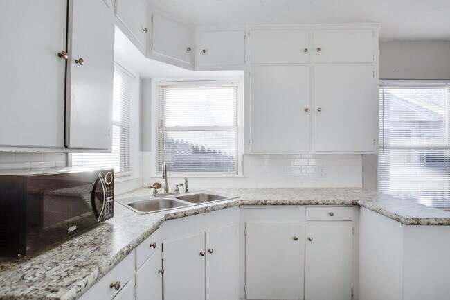 Building Photo - Spacious Three Bedroom Home With Modern Fl...