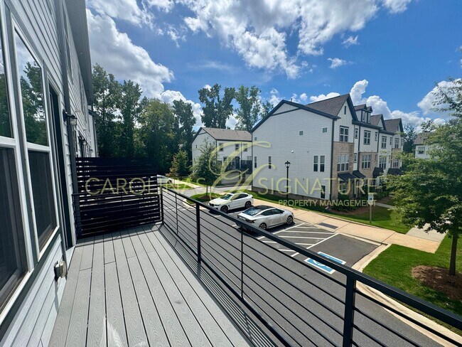 Building Photo - Fantastic 3BR/2.5BA Townhome located in The Elm at Stonecrest