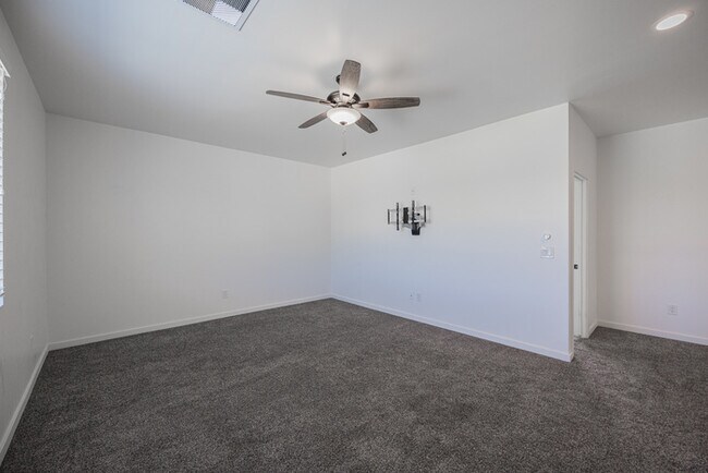Building Photo - 1409 E Shangri La Rd
