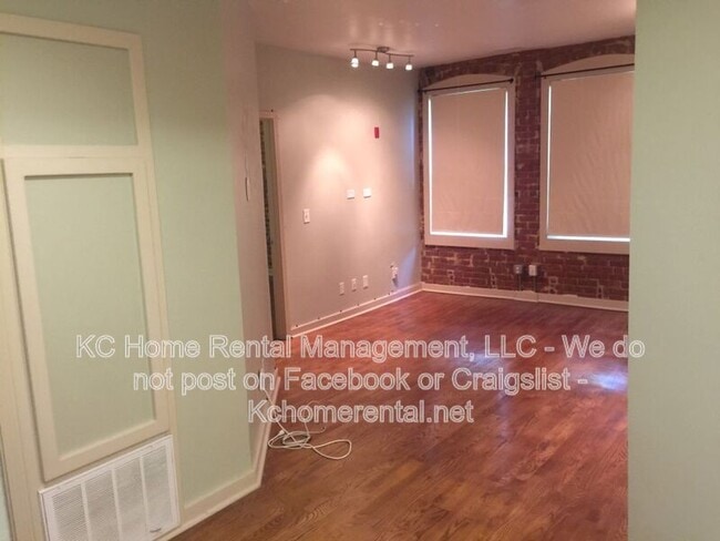 Building Photo - 200 E 43rd St