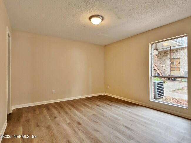 Building Photo - 851 Bert Rd