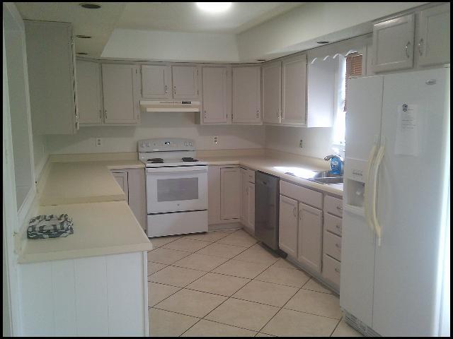 Building Photo - 400 Maxine Ave