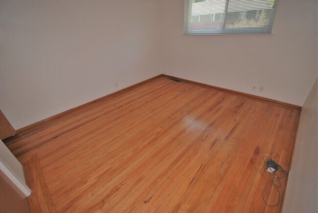 Building Photo - 94-98 Amherst Av.