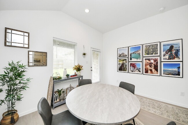 Building Photo - Immediate Move-In Ready 3-Bedroom Home in Rosharon. Comfort, Space & Easy Living